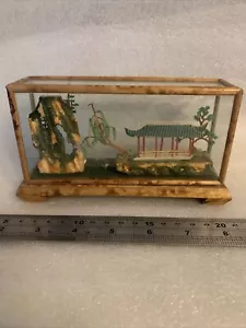 Östliche Miniatur chinesische Korkskulptur Bambusrahmen Glasetui Diorama Pagode - Bild 1 von 14