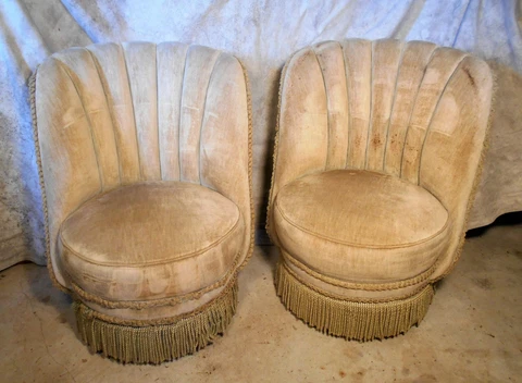 VINTAGE PAIR OF MID CENTURY "MILO BAUGHMAN" STYLE BARREL BACK SWIVEL CHAIRS Cover