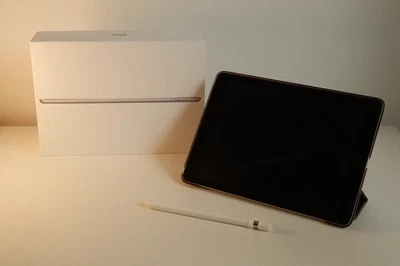 Apple iPad 6.Gen + Apple Pencil | 32GB, WiFi, 9.7 Zoll - Space Grau - Bild 1 von 4