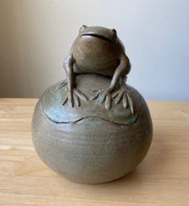 Vintage SOLVEIG COX Lidded Vessel With Frog Sculpture - Virginia - VGUC - Picture 1 of 9