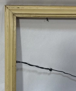 Vecchia cornice vintage in legno massello intagliato dipinto panna adatta 10"x8" Petite - Foto 1 di 8