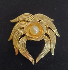 Vintage Brooch Pin Cream Faux Pearl Gold Tone Flower - Picture 1 of 4