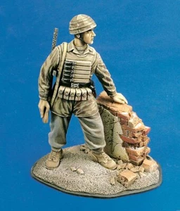 Royal Model 1/35 Italian Paratrooper WWII w/Beretta MAB 38 & "Samurai" Vest 213 - Picture 1 of 1