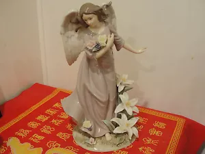 FIGURINA ANGELO PORCELLANA VINTAGE X-LARGE 12" FINITURA OPACA FIORI DI GIGLIO - Come nuova - Foto 1 di 9