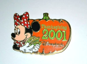 Prendedor DLR exclusivo del elenco Día de Acción de Gracias 2001 Minnie Mouse Disney - Imagen 1 de 3