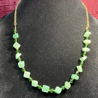 Collar artesanal de 10 pulgadas en tono dorado con aventurina y vidrio verde  Foto 1 de 4
