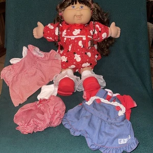 CPK PA 5 braune Seidenhaare, graue Augen, Wear and Share Puppe, Original Outfit, extra - Bild 1 von 2