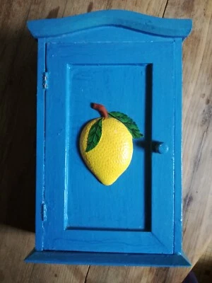Petite Armoire à épices , à accrocher,  en bois peint, décorée d'un citron - Photo 1/4