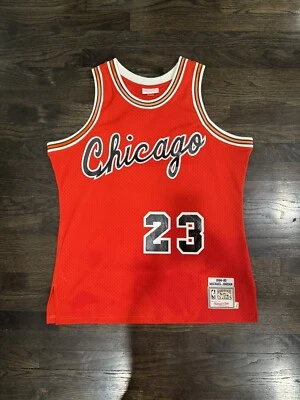 Camiseta deportiva de novato Mitchell & Ness Chicago Bulls 1984-85 Michael Jordan Foto 1 de 4