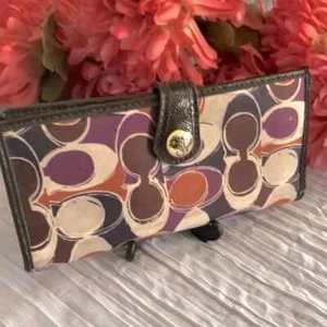 Cartera plegable de seda COACH Ashley Signature cuero marrón con detalles morados clutch - Imagen 1 de 16