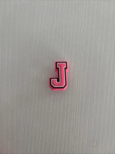 Dijes de zapatos LETRA del alfabeto rosa para cocodrilos “J” - Imagen 1 de 1