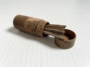 Caja contenedor cilindro tapa madera hecha a mano vintage, llena de brocas pequeñas - Imagen 1 de 7