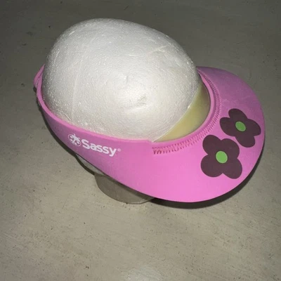 Juguete de baño con visera solar Sassy Suds N ayuda a proteger los ojos del bebé del agua y el sol rosa Foto 1 de 4