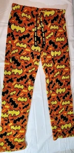 Ropa de dormir temática Batman, con colores naranja, amarillo y negro, y es... - Imagen 1 de 5