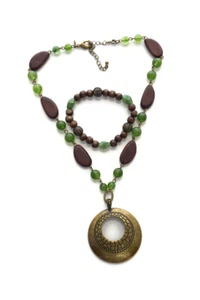 Avon 2010 Gift Set Necklace and Stretch Bracelet ~Wood And Green Plastic Beads~ - Picture 1 of 5