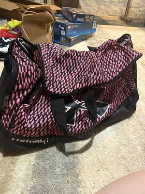 Bolsa de gimnasio Under Armour rosa y negra de lona Foto 1 de 4