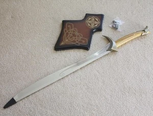 S3331 PROPULSOR DE PELÍCULA UN VIAJE INESPERADO ESPADA ORCRISTA DE THORIN ESCUDO DE ROBLE 28" - Imagen 1 de 6