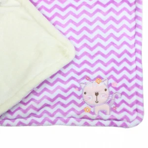 Manta envolvente para bebé en zigzags blanco y púrpura y motivo de gato por Snuggle Baby - Imagen 1 de 2