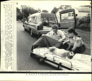 1974 Foto de prensa de Blake y Connie Riscoe con ambulancia de mascotas en Portland, Oregon - Imagen 1 de 2