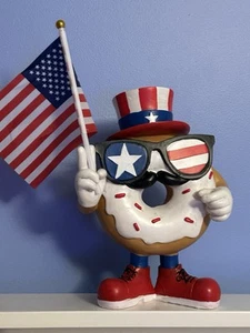 Stars & Stripes patriotischer stehender Donut-Mann mit Flagge & Zylinderhut Dekor neu mit Etikett - Bild 1 von 5