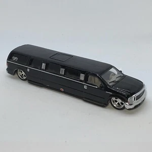 Maisto Playerz Luxury Diecast Collection Ford Excursion Limousine Black 1:64 NM - Picture 1 of 8