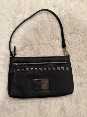 Bolso sin asas bandolera Nicole Miller negro con tachuelas plateadas de cuero vegano texturizado Foto 1 de 4