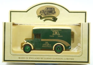 Lledo Diecast Model - LP16087 - Dennis Parcels Van - Nottinghamshire Library - Foto 1 di 19