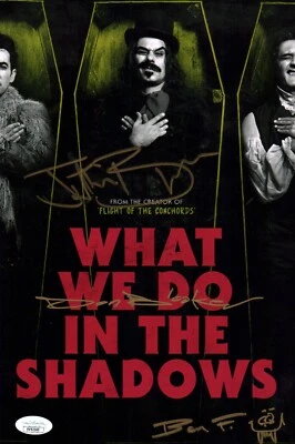 Foto assinada Brooker What We Do in the Shadows elenco 8x12 x3 +2 certificado JSA automático - Imagem 1 de 2