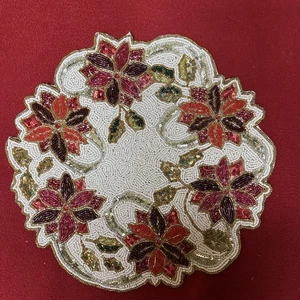 Cynthia Rowley Tovaglietta Perline Centrotavola 15” Forma Poinsettia Natale Nuova - Foto 1 di 7