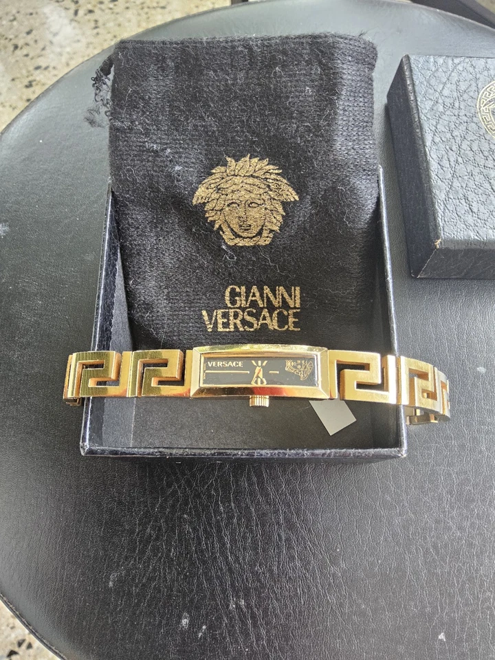 Reloj VERSACE Petite de eslabones dorados para mujer Foto 1 de 4
