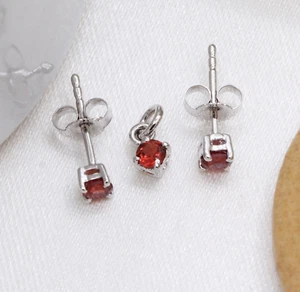 925 Argento Sterling Graziosa Rubino Fatto Mano Orecchini & Pnedente Gioielli - Foto 1 di 7