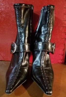 Bota baja negra con correa y hebilla de BCBGirls, talla 8M, usada Foto 1 de 4