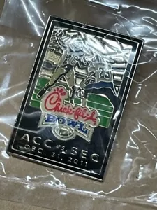 Prendedor conmemorativo Chick-Fil-A Bowl 2011 para sombreros/camisas - castaño rojizo vs Virginia NUEVO - Imagen 1 de 4