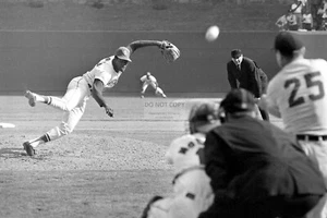 BOB GIBSON PITCHES TO NORM CASH IN THE 1968 WORLD SERIES - *8X12* PHOTO (AB-731) - Picture 1 of 1