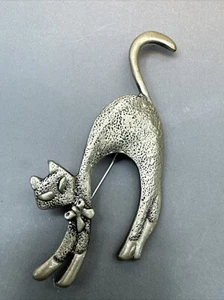 VTG LARGE Cat Brooch Pewter Tone Stretching Cat Costume Jewelry Gift Cat Lover - Foto 1 di 10