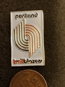 NBA Portland Trailblazers 80s 90s Logo Lapel Pin by CP & D - Foto 1 di 2