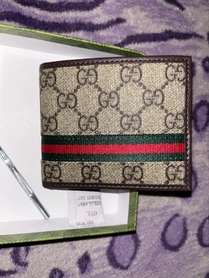 Cartera Gucci GG Supreme Doble Plegable Nueva con una raya verde y roja en el centro Foto 1 de 3