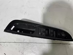 Holden Commodore Right Front Window Switch VF 05/2013-12/2017 - Picture 1 of 9