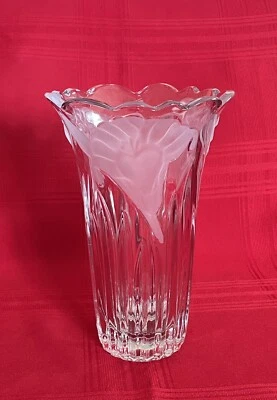 Jarrón esmerilado de cristal estriado Mikasa Studio Nova Wild Lily de 10" Foto 1 de 4