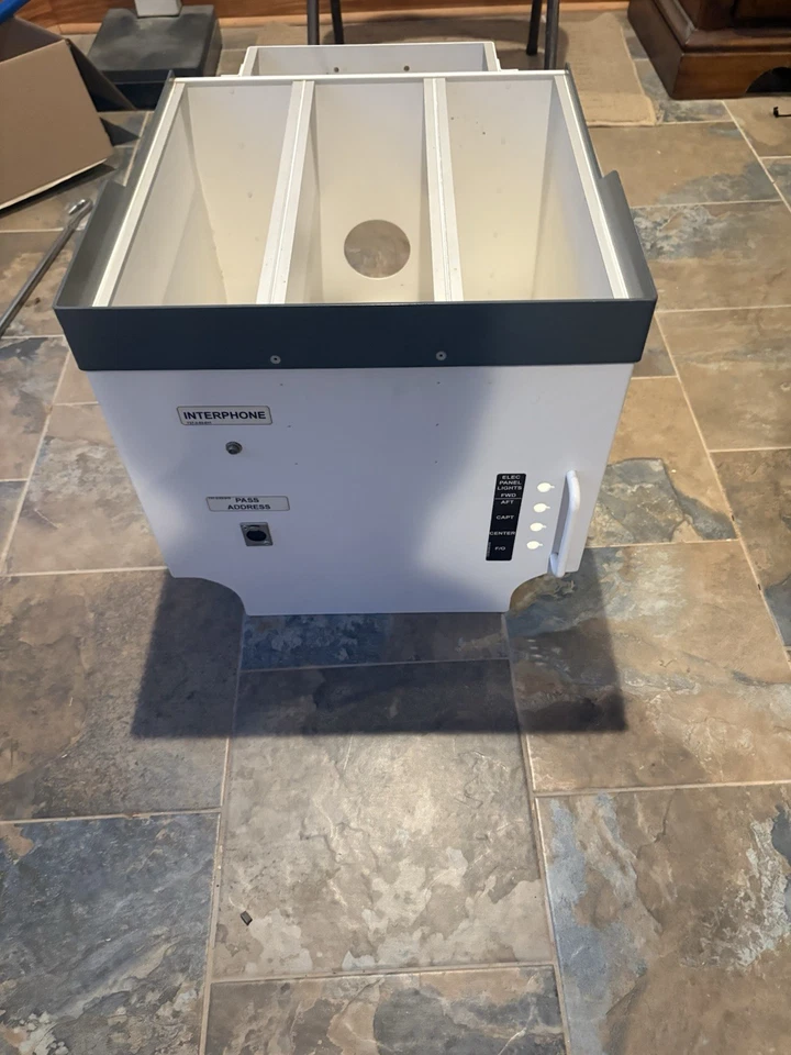 Réplica de pedestal de 3 bahías Boeing 737NG de Lauritz Aviation Foto 1 de 4