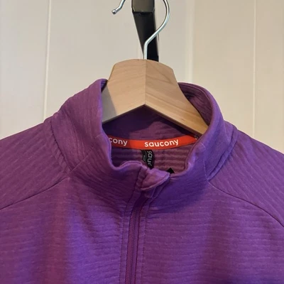 Pullover Saucony X Fleet Feet para mujer S Triumph 3D púrpura 1/2 cremallera atletismo nuevo con etiquetas Foto 1 de 4