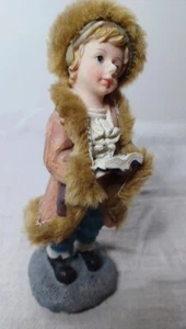 Figurine RAGAZZO Polystone CANTO DI NATALE. Cappello e cappotto con rifiniture in pelliccia #872991. - Foto 1 di 6