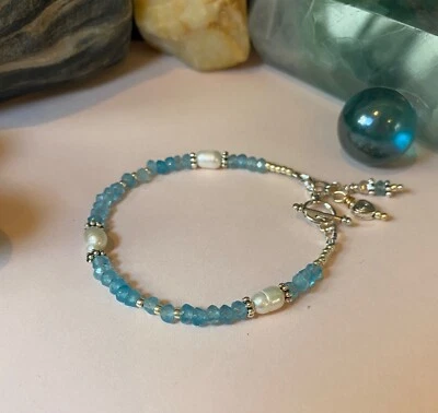 Pulsera con dije de jade azul aguamarina. Delicada pulsera. 7,25 pulgadas. Cierre de palanca Foto 1 de 4