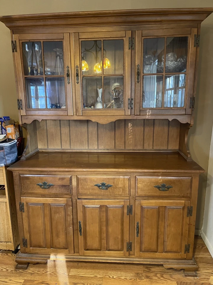 Hermosa cabaña de comedor de arce - 73” H X 53” W X 29” D Foto 1 de 1