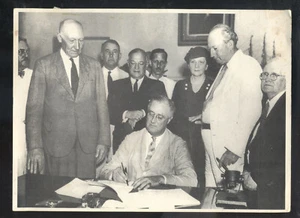 FOTOGRAFÍA DE COLECCIÓN FRANKLIN D ROOSEVELT FIRMANDO FACTURA DE SEGURIDAD SOCIAL FOTO - Imagen 1 de 2