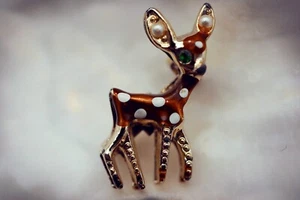 Vintage Brooch Gold Metal Enamel Diamante Seed Pearl Emerald Small Deer - Picture 1 of 14