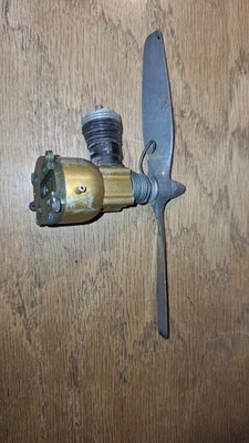 Motor Cox Golden Bee vintage con hélice Foto 1 de 3