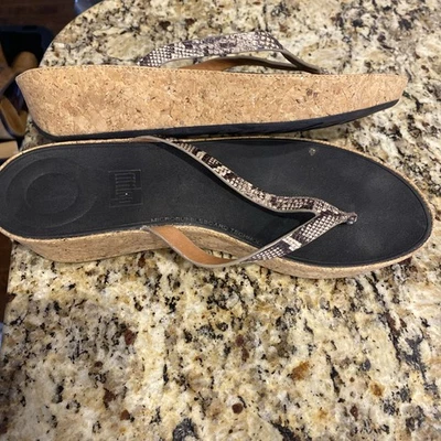 Sandalia FitFlop Linny Estampado Serpiente Cuero Puntera Corcho Cuña Tacón Talla 8 Foto 1 de 4