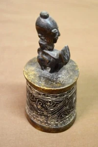 Contenitore vintage africano, fatto a mano, in legno intagliato con coperchio decorativo e figurativo - Foto 1 di 5