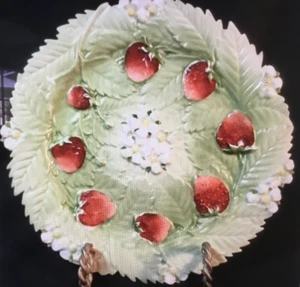 Antique Early English Porcelain Strawberry Plate molded Exotic Rim - Picture 1 of 19